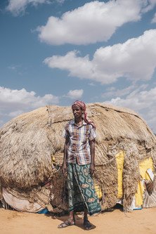 干旱令牧民Omar的大部分家畜死亡，一家十口被迫搬迁。